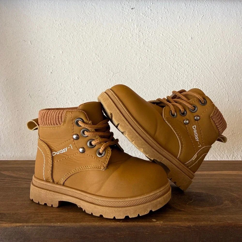 Daclay-7 Toddler Hiking Boots Tan Lace Up Size 6 aprox Casual Work Boots